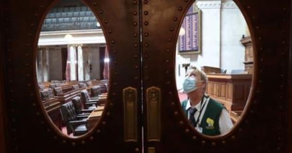 国会通过了削减失业救济金的法案，要求每两年对“獾医保”的资格进行检查