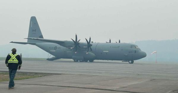 消息来源-加拿大军队又部署了4架飞机协助西北地区的野火疏散