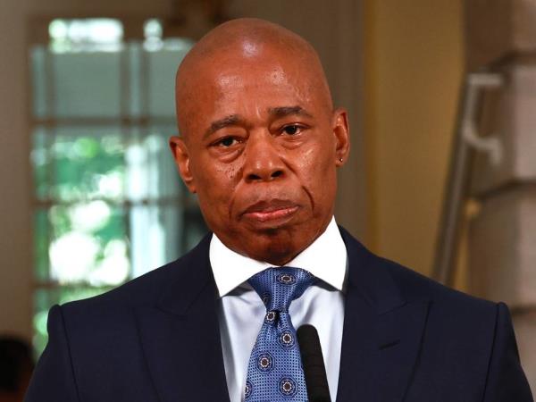 Hochul抨击纽约市亚当斯在法律文件中处理移民危机的方式