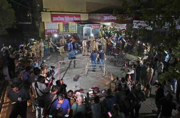 印度前议员兄弟在电视上被枪杀