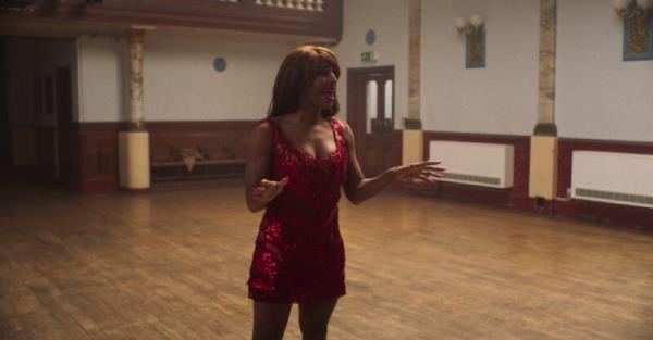 《漂亮红裙》如何探索黑人男子气概