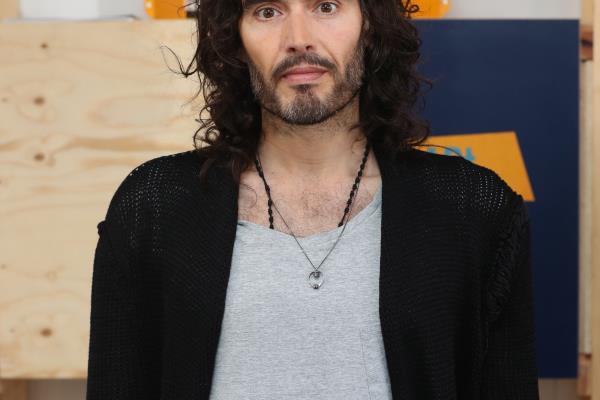 BBC和C4电视台宣布对拉塞尔·布兰德进行调查，因为广播公司面临的压力越来越大