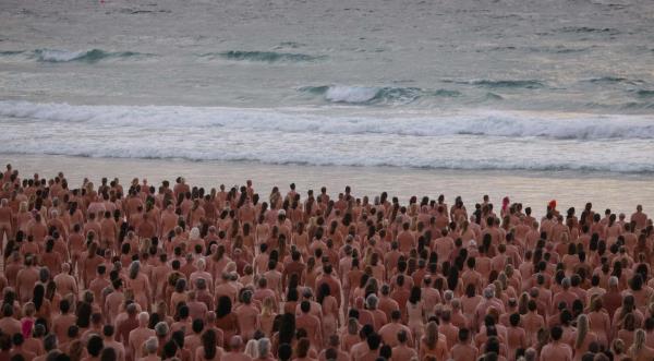 为了抗击皮肤癌，悉尼邦迪海滩只举行了一天的裸体活动