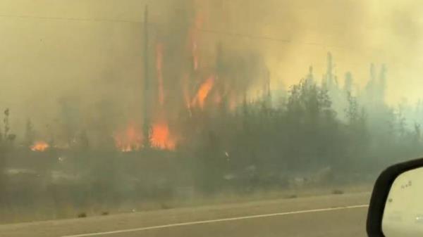 “我们仍然可能失去一切”-加拿大消防员应对野火，城镇疏散