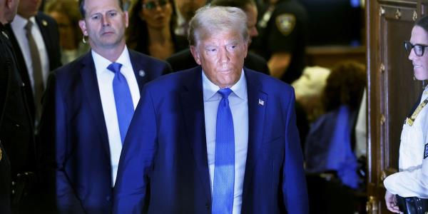 “这是个骗局!”在多次爆发后，特朗普在离开“欺诈者”法庭时要求驳回此案