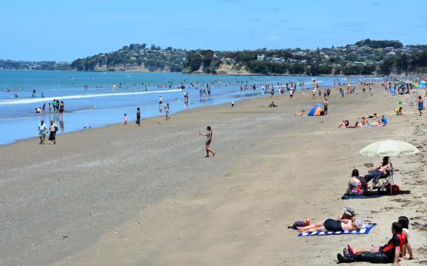 据称，一名男子游向大海以躲避警察