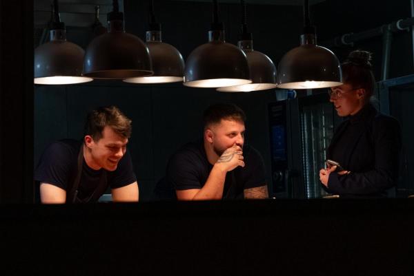 这是南安普顿AO餐厅的主厨丹尼尔·罗根