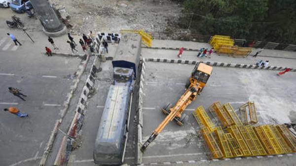 随着农民开着拖拉机涌入首都，新德里加强了边境戒备