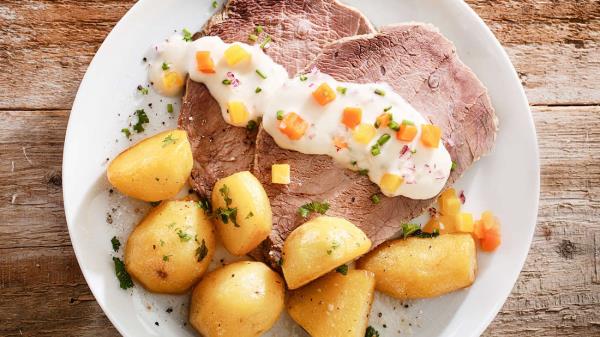 根据奶奶的秘方，经典的辣根酱煮牛肉