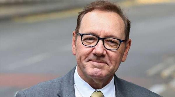 凯文·史派西在证人席的第二天提出了一些尖锐的问题