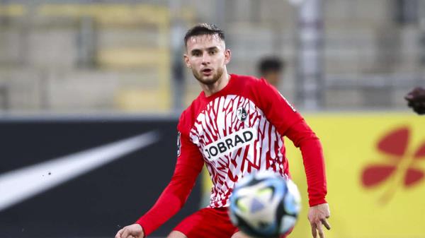 在对阵ex-L？wen - 1860的比赛中，外援尼克拉斯·朗被犯规后，在弗赖堡被罚出场