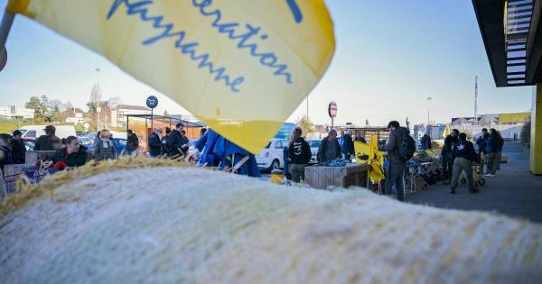 农民的愤怒：农民联合会在艾薇儿组织的网站前示威