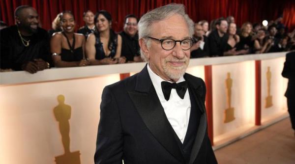 史蒂文·斯皮尔伯格独自出现在众星云集的活动中