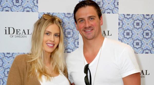 奥运选手瑞安·罗切特一家带着刚出生的女儿庆祝第一个独立日