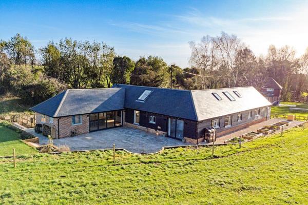 第一太平戴维斯正在出售价值135万英镑的金斯沃西谷仓住宅