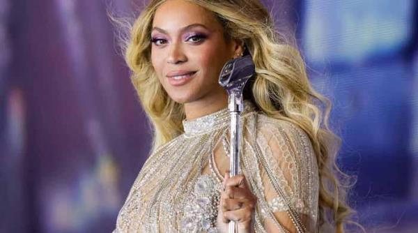 碧昂丝穿着迷人的礼服与Jay-Z一起外出