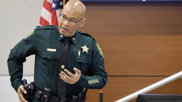 主管说，佛罗里达副警长在帕克兰学校大屠杀期间没有接受广泛的训练