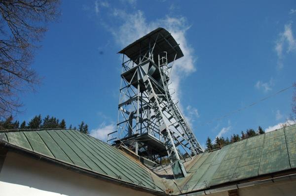 周末：春假期间做什么？戴上安全帽，在矿井隧道中行走