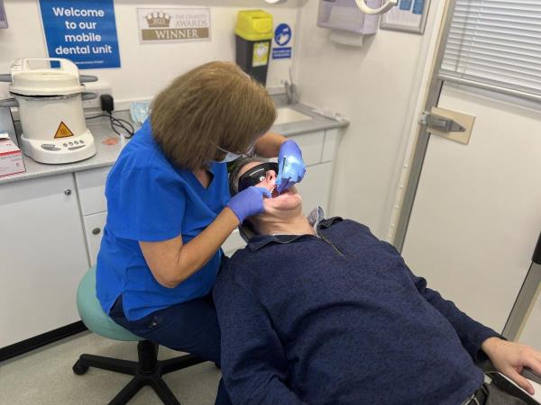 移动NHS汉普郡牙医预约开放前三月访问