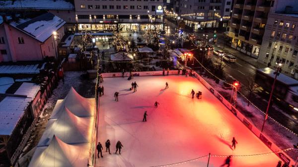 在小镇广场上滑冰：彭茨伯格的“冰雪童话”开始了