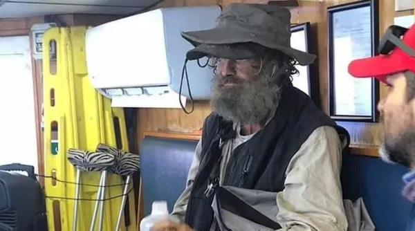 在海上失踪：澳大利亚水手，狗被困两个月