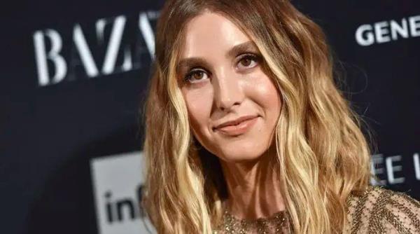 惠特尼·波特在担心体重减轻的情况下与儿子共进晚餐