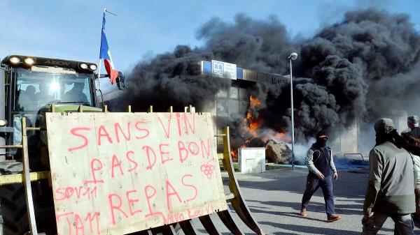 愤怒的农民：暴力事件发生后，行政长官被指责自满