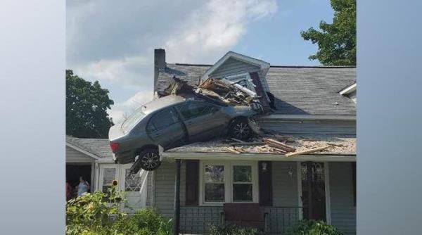 “故意行为”：宾夕法尼亚州一名男子将汽车撞向他家的二楼