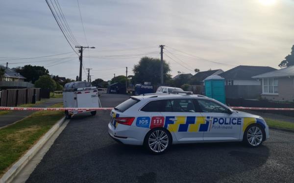 在路上发现一名男子死亡后，警方呼吁目击汽车