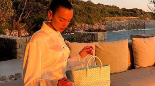 和家人一起度假时，杜瓦·利帕穿着长腿的丝绸连衣裙