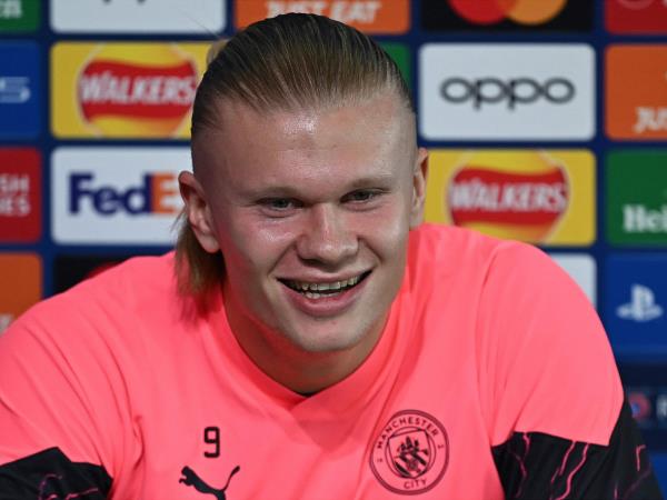 哈兰德用一句话结束了对梅西颁奖的争议：“他是有史以来最好的”