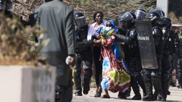 总统选举推迟加剧了非洲国家的紧张局势