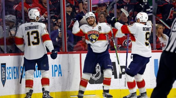 Tkachuk领先，佛罗里达黑豹队紧随其后