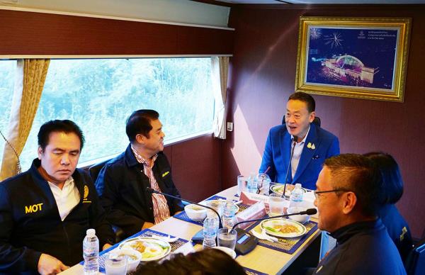 PM Srettha乘坐火车从华兰峰站到林查邦