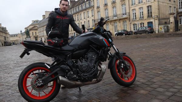 Caennais Yamtoine在视频中分享了他的骑自行车生活，以娱乐和提高意识