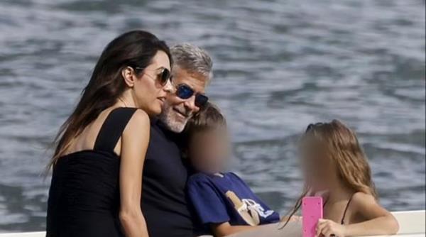 乔治·克鲁尼和他的全家在科莫湖游玩