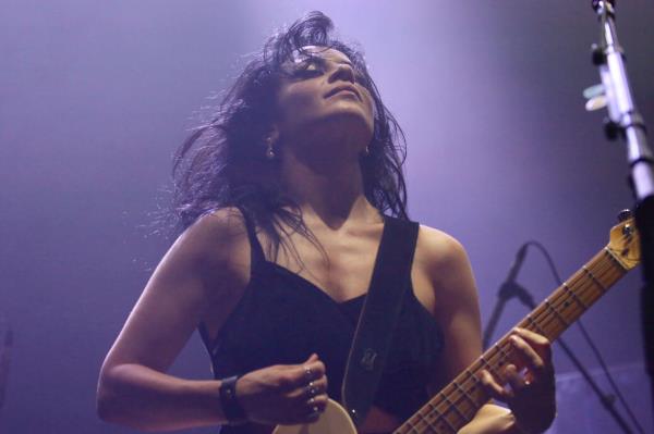 仍然是国民保姆：一位粉丝在尼内特的演唱会上晕倒了——这位明星是这样做的