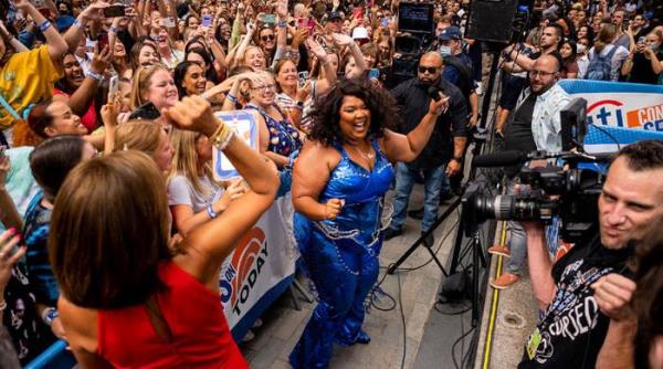 Lizzo对破坏性诉讼的回应未能“满足”粉丝？