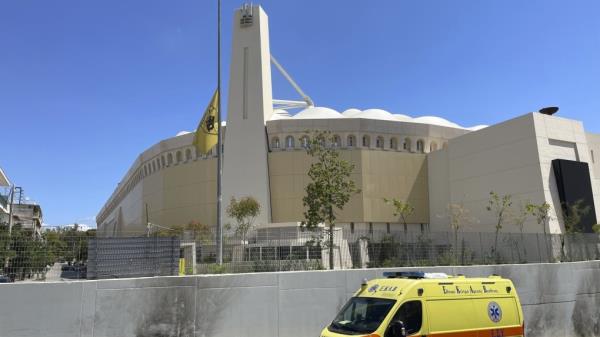 一名球迷在希腊的冲突中被杀欧足联推迟欧冠比赛