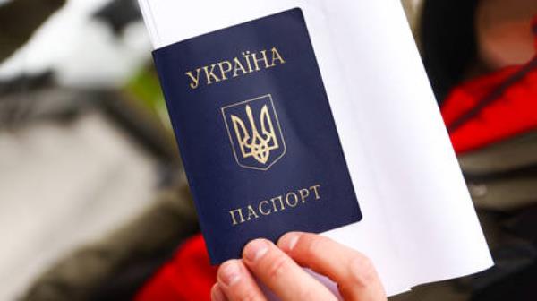 乌克兰人在波兰排队申请护照