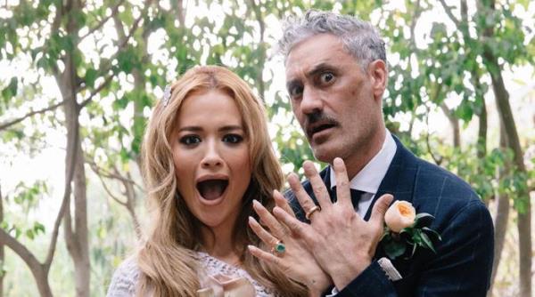 丽塔·奥拉和塔伊卡·怀蒂蒂终于透露了他们在洛杉矶举行的亲密婚礼