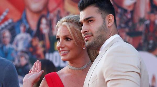 Sam Asghari仍然用布兰妮的名字来获得行业活动的邀请