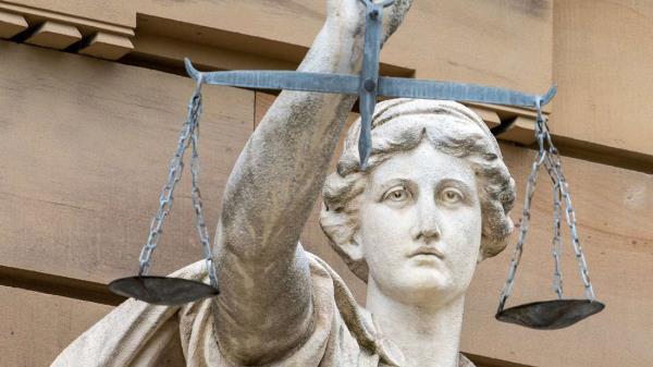 “一个孩子以最糟糕的方式受到羞辱”：在强奸案审判中，法官变得愤怒