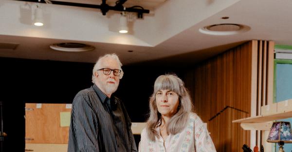 “摇摆州”剧作家想为陷入困境的世界敲响警钟