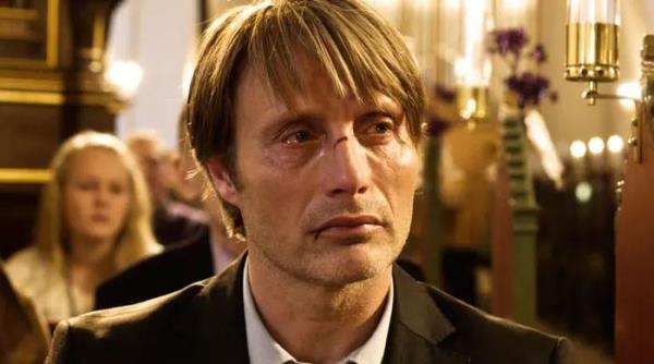 麦德斯·米克尔森在威尼斯电影节上面临尴尬的问题