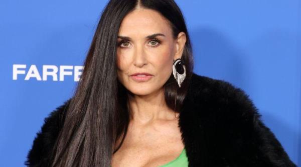 黛米·摩尔身着绿色泳装在地中海度假