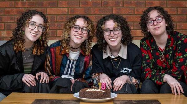 预计无法在出生时存活的四胞胎本周将满18岁