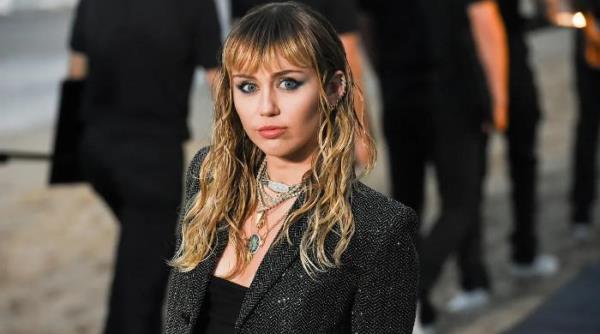 麦莉·赛勒斯分享了2008年有争议的照片