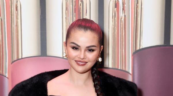 赛琳娜·戈麦斯身穿华丽黑色紧身衣的自拍照在网上引发热议