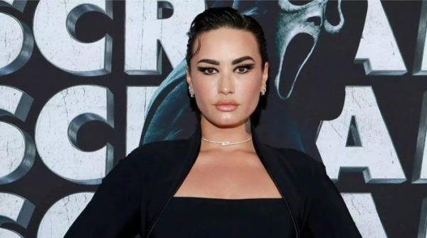 黛米·洛瓦托推出热门歌曲《自信》的摇滚改编版